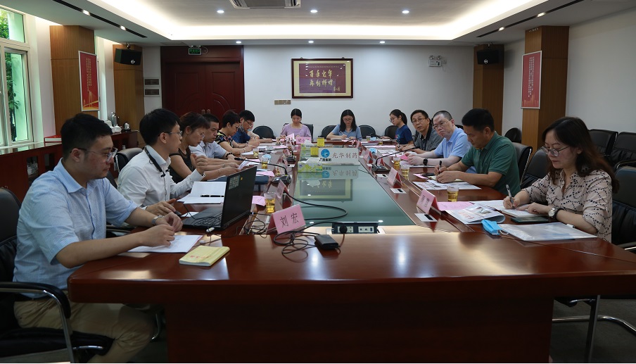 海珠区市场监视治理局副局长肖亮一行到白云山腾博会官网公司调研