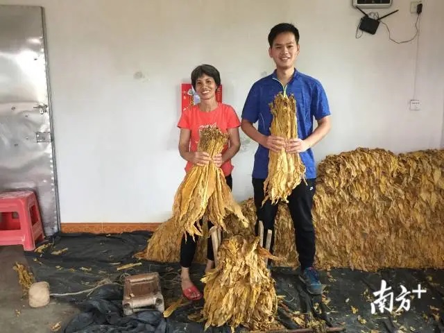 扶贫一线燃烧青春，，，，，，“90后”第一书记为贫困村打造“不走”的事情队