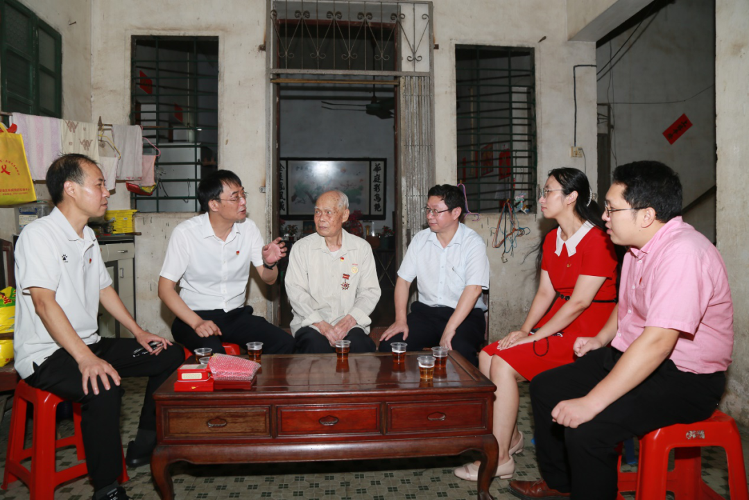 致敬模范，，，眷注入心！ ——白云山腾博会官网“七一”前夕走访慰问老劳模陈雨池同志