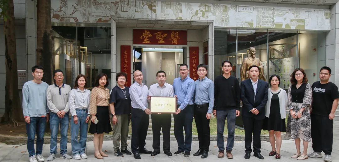 增强交流相同 共创高质量生长——广州市市场羁系局姚文波处长率调研团队到白云山腾博会官网公司调研