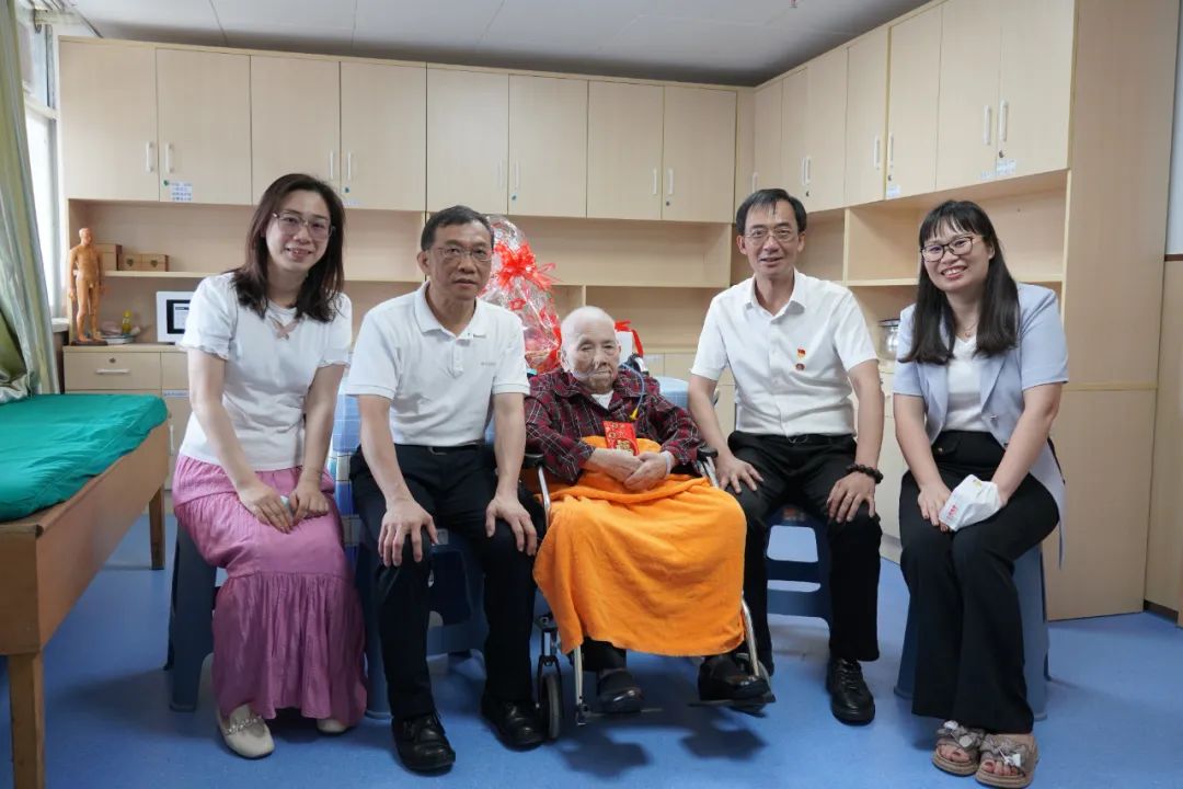 情系革命先进 赓续红色基因——白云山腾博会官网公司慰问离休干部刘玉珍